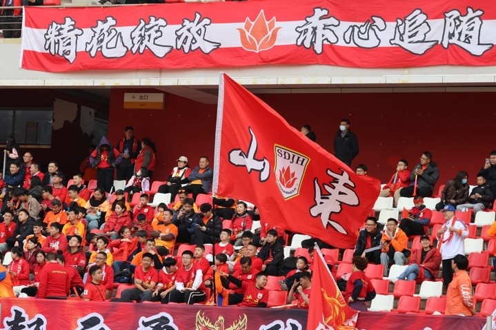 主場上萬名球迷的吶喊助威，給山東體彩女足征戰(zhàn)女超增添了能量與動力